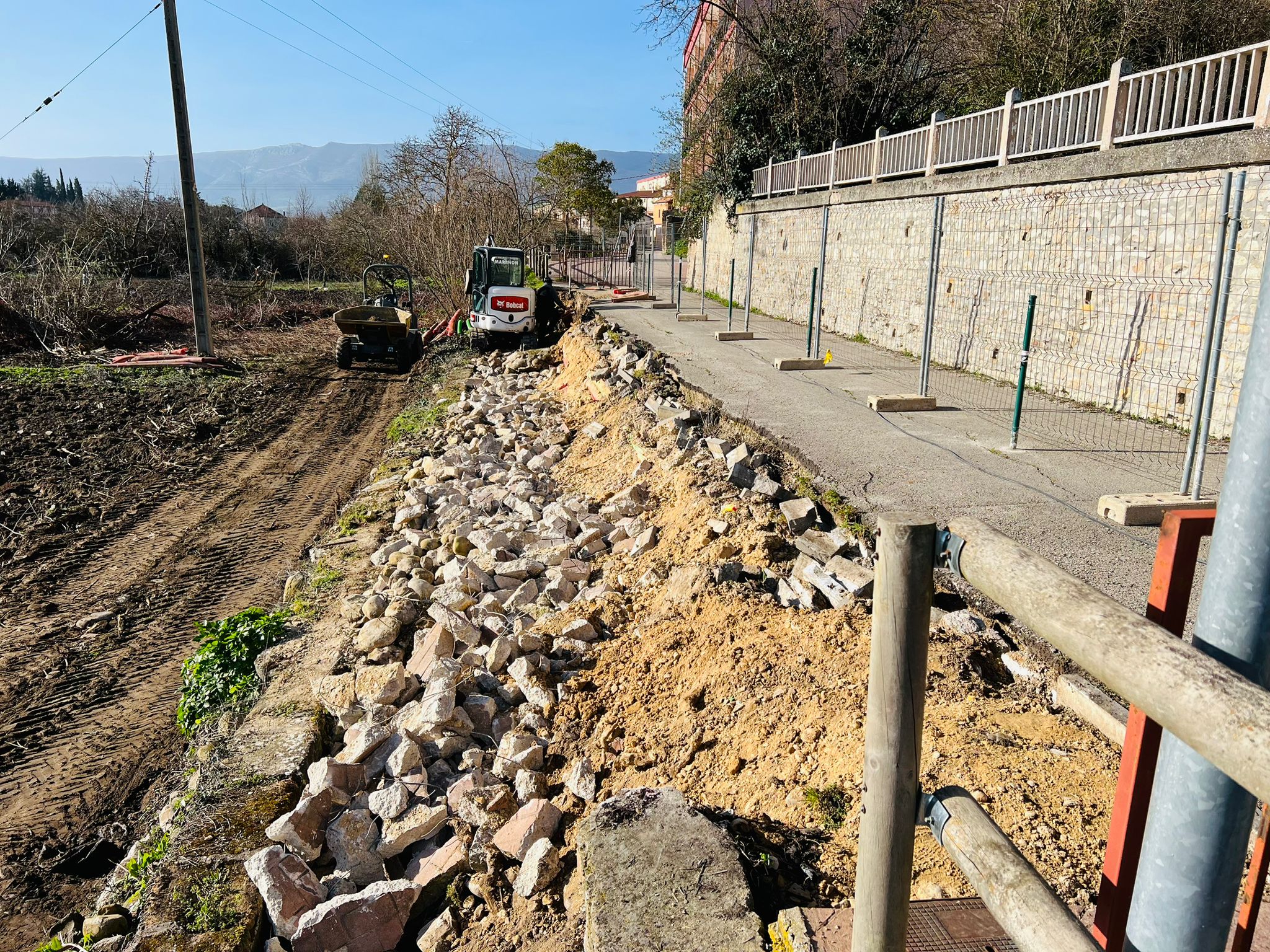 OBRA TRAS LAS CERCAS