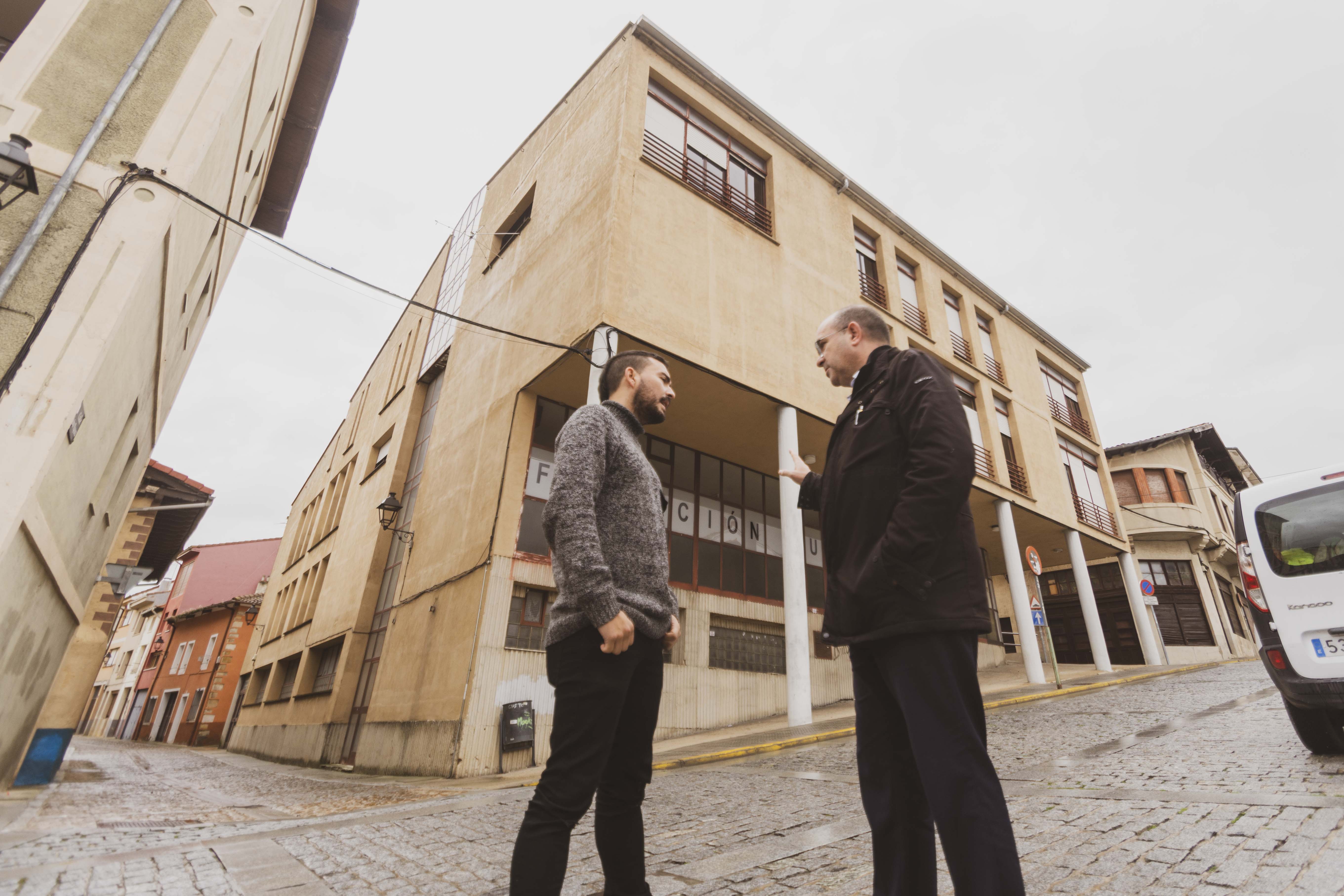 Firmado con Juan del Campo el convenio para la reubicación del centro de ocio joven