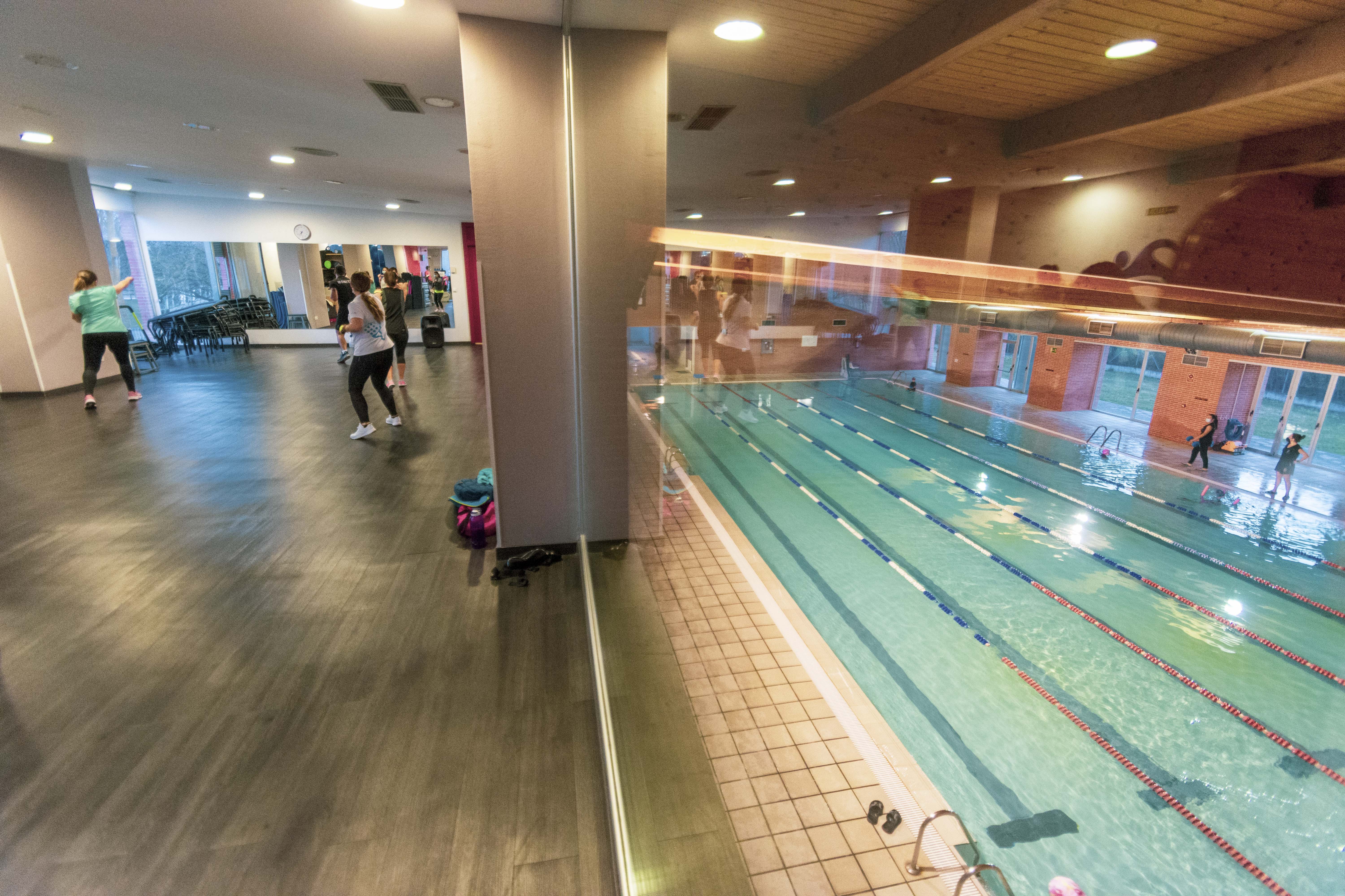 PISCINAS CLIMATIZADAS Y GIMNASIO