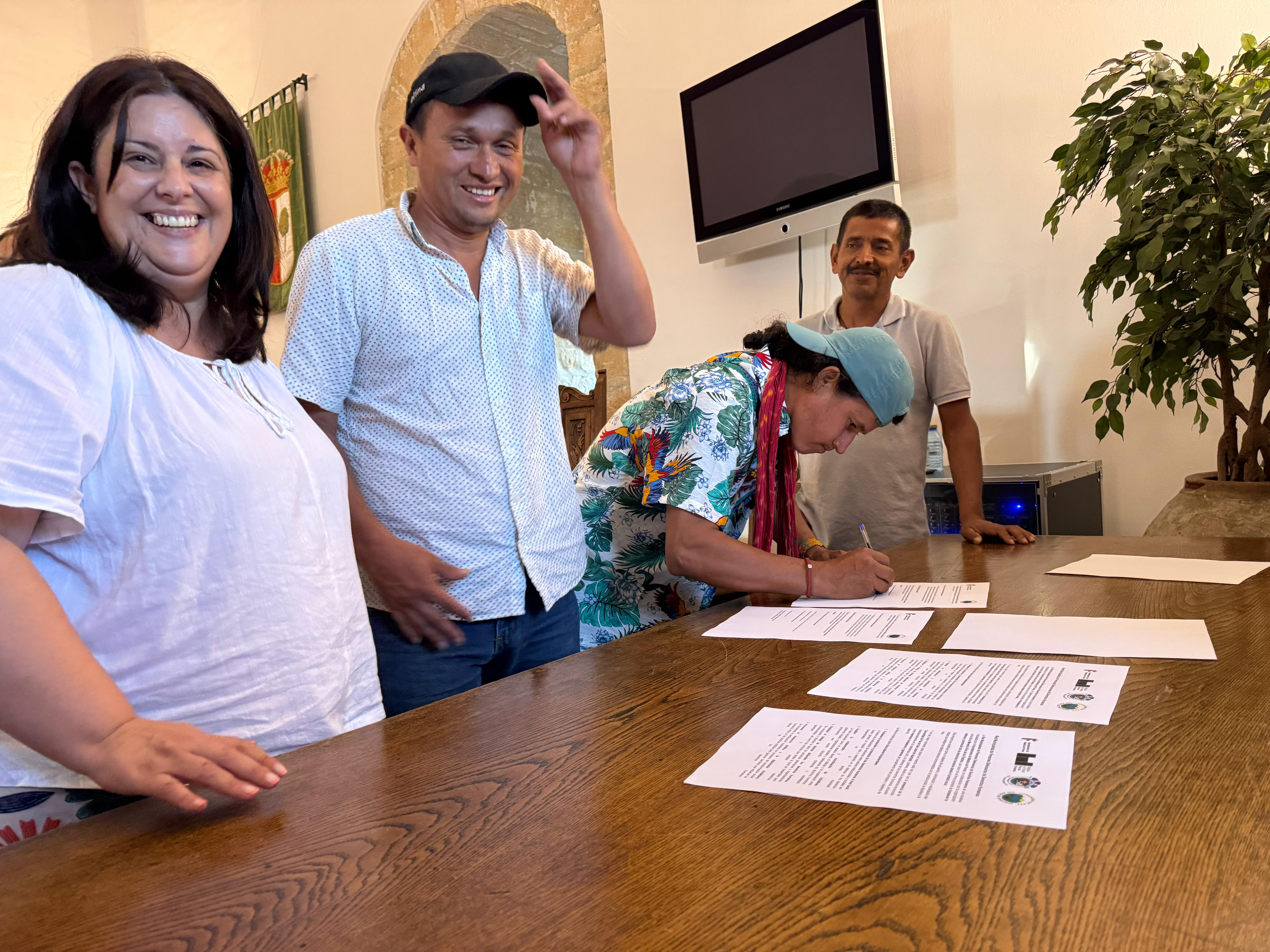 Firma con la Comunidad de Paz de San José de Apartadó