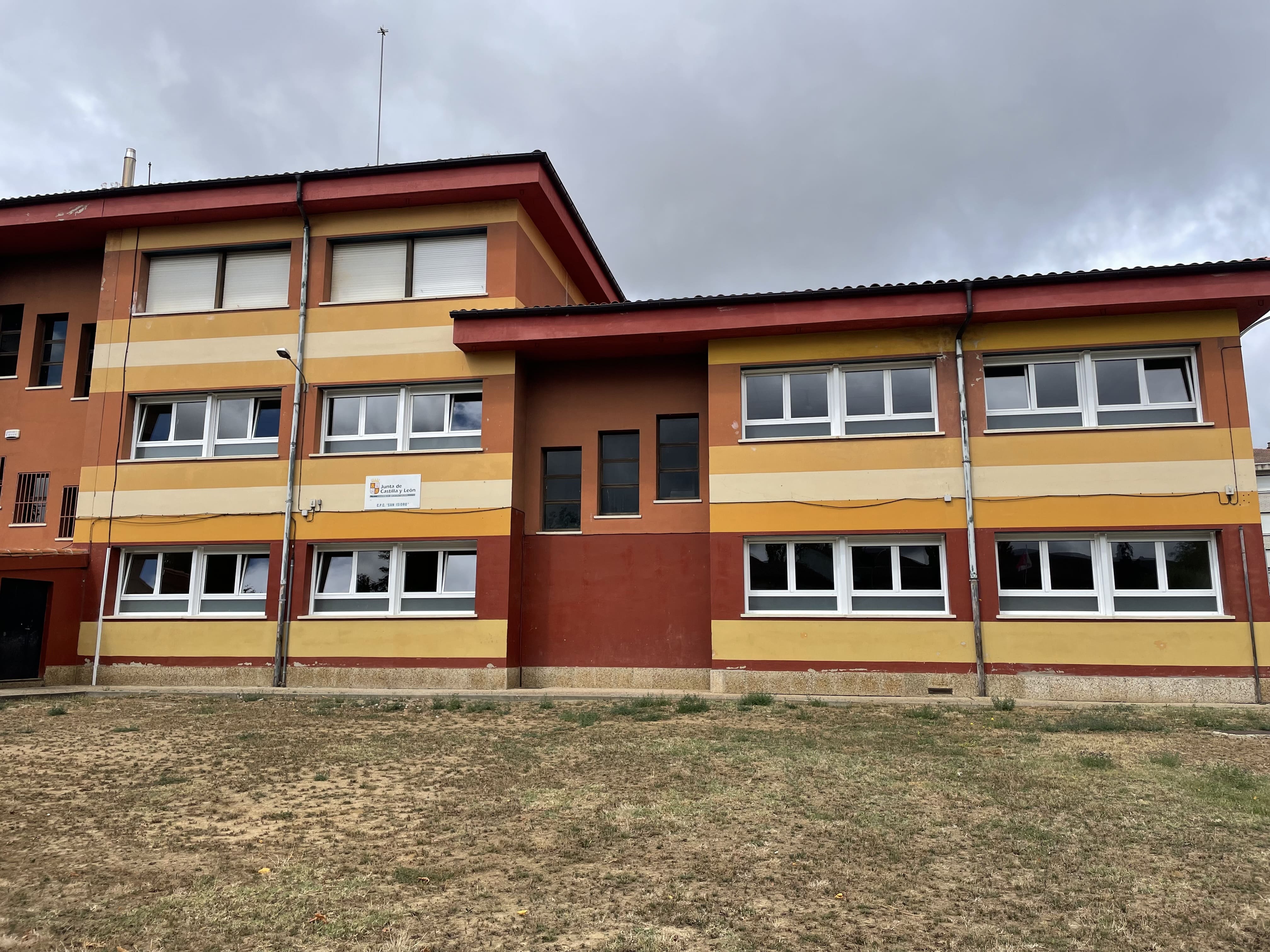 Imágenes de las ventanas desde fuera del colegio