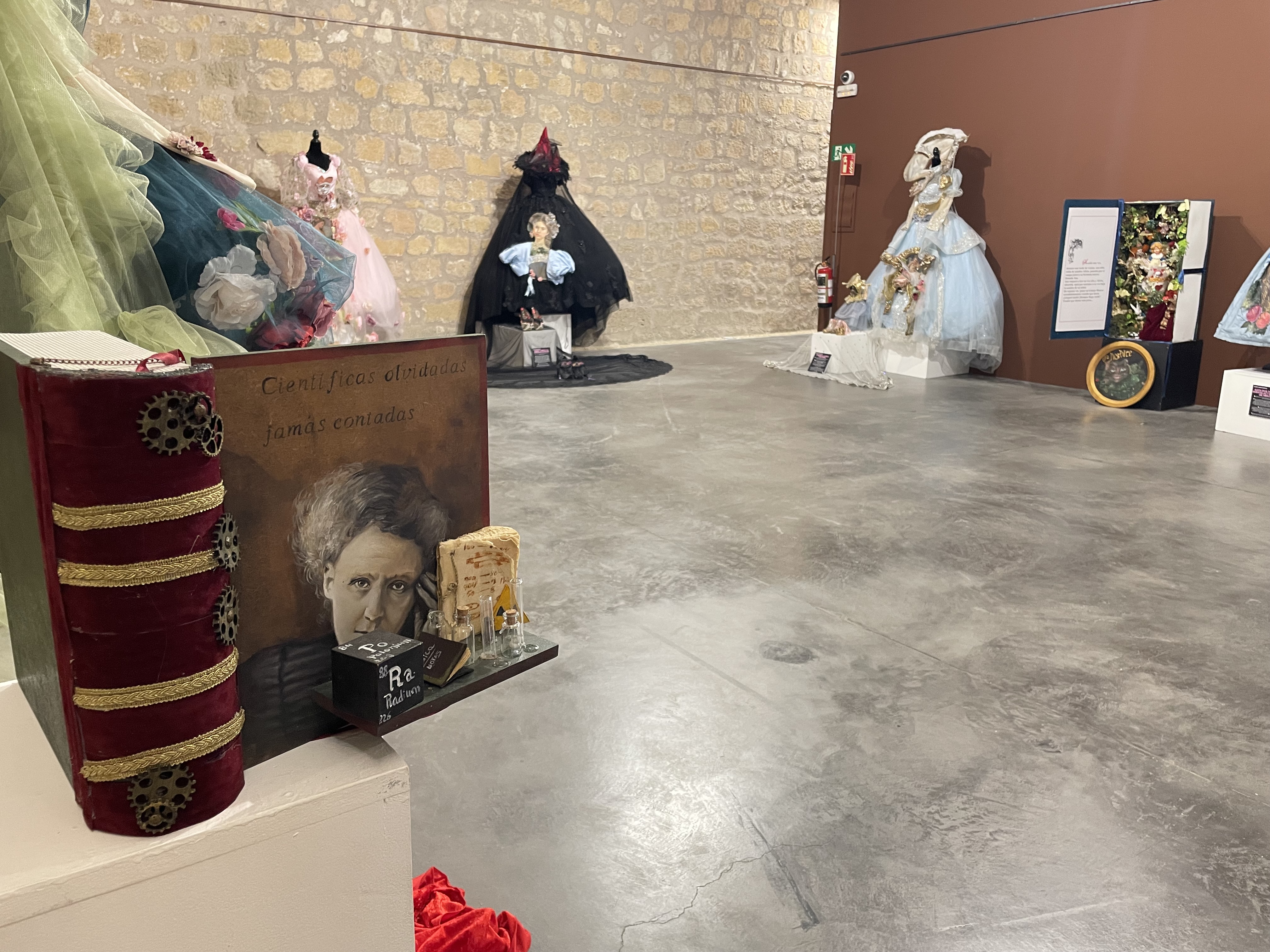 Exposición "Cuentos Que Visten Ciencia"