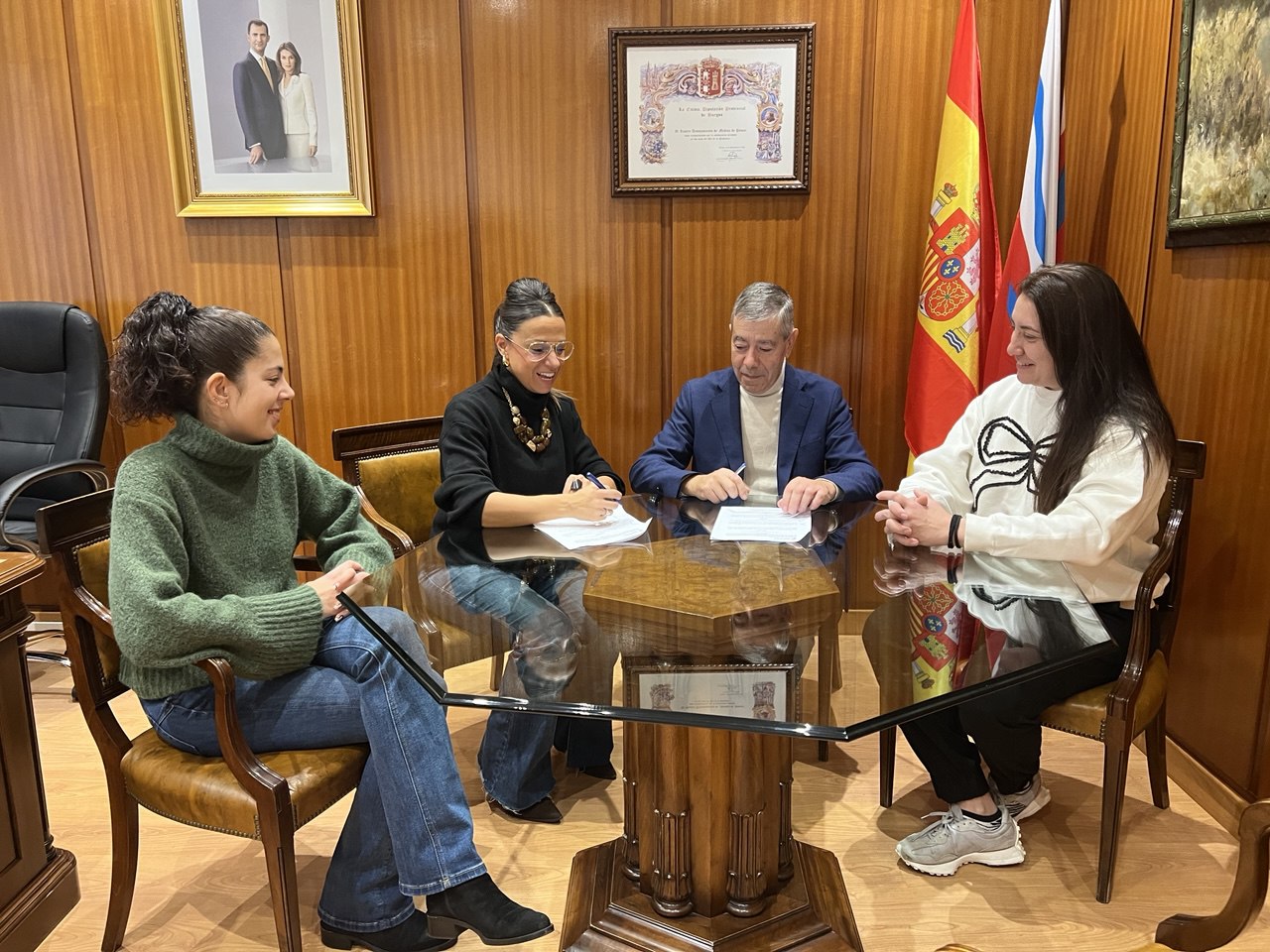 El Ayuntamiento de Medina de Pomar y AME Merindades refuerzan su colaboración para impulsar el comercio local