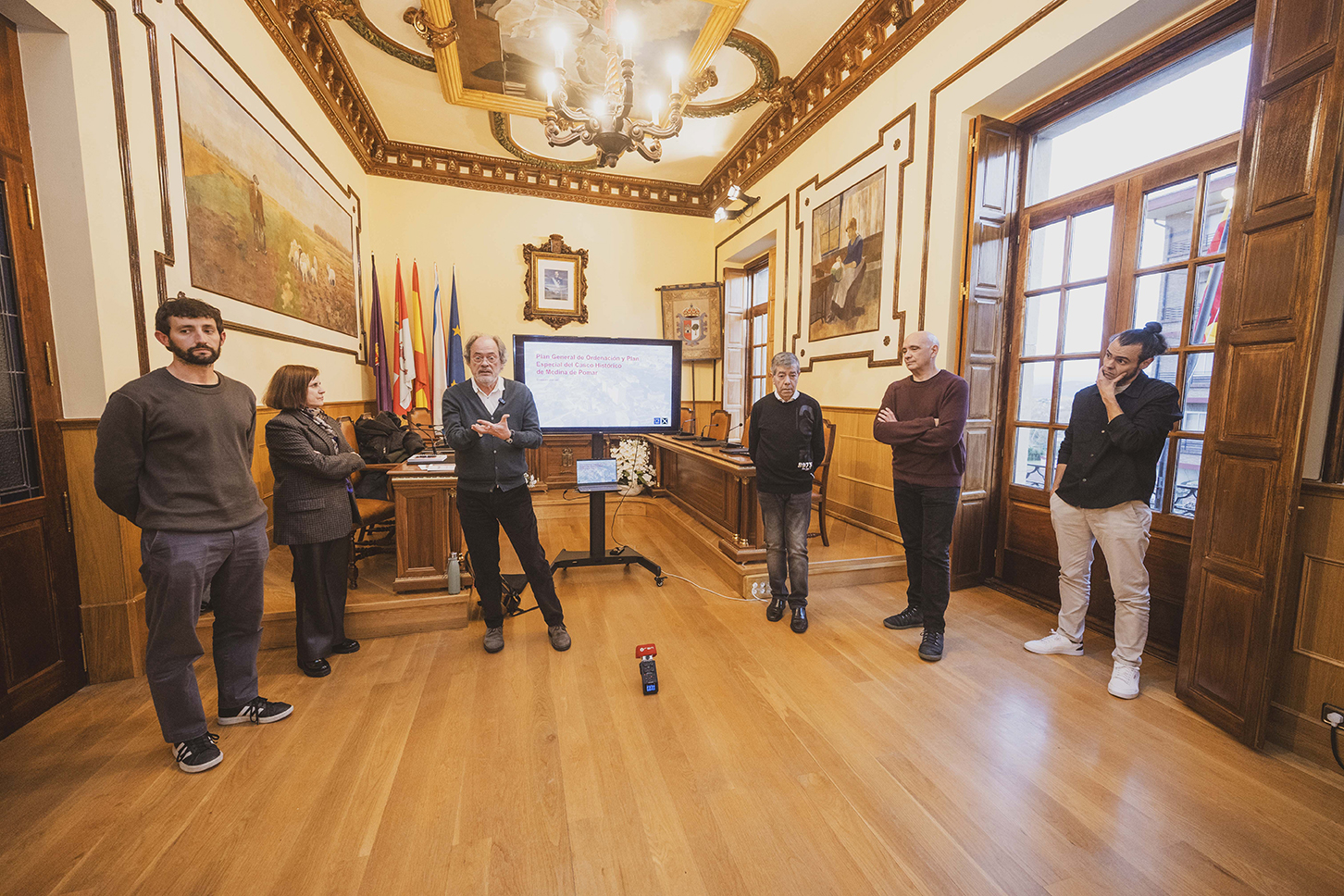 Los alcaldes pedáneos y los grupos políticos municipales ya conocen los dosieres iniciales del PGOU y el PECH de Medina de Pomar