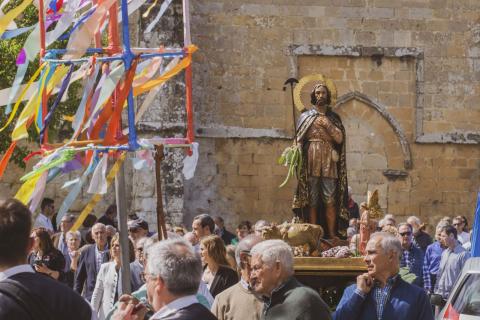 Procesión, bendición y misa solemne.